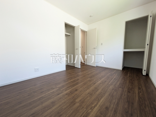 3号棟 居室 各居室にはクローゼットを完備し、家具を置くスペースが確保しやすい設計がされております。 【昭島市中神町2丁目】 3号棟 居室 各居室にはクローゼットを完備し、家具を置くスペースが確保しやすい設計がされております。 【昭島市中神町2丁目】