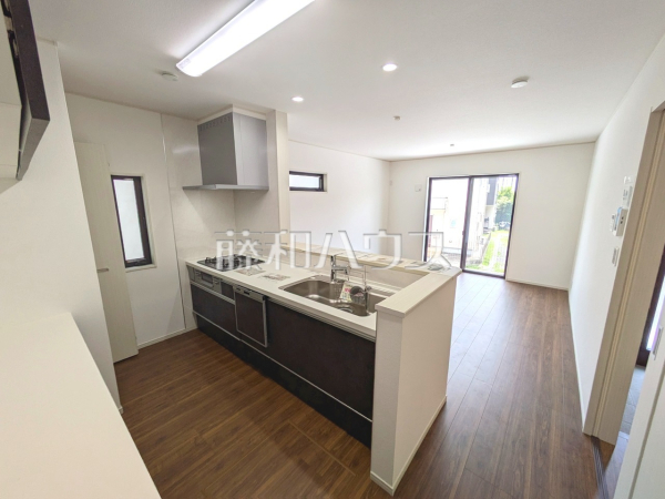 3号棟 キッチン ご家族の様子がわかり、会話も楽しめる対面式システムキッチン 【昭島市中神町2丁目】 3号棟 キッチン ご家族の様子がわかり、会話も楽しめる対面式システムキッチン 【昭島市中神町2丁目】