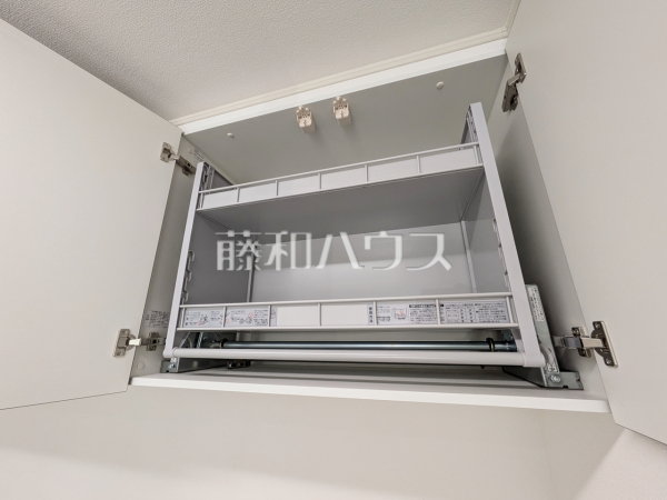 3号棟 収納 キッチンペーパーやラップ、調理器具や食器類などの収納にも便利な吊戸棚【昭島市中神町2丁目】 3号棟 収納 キッチンペーパーやラップ、調理器具や食器類などの収納にも便利な吊戸棚【昭島市中神町2丁目】