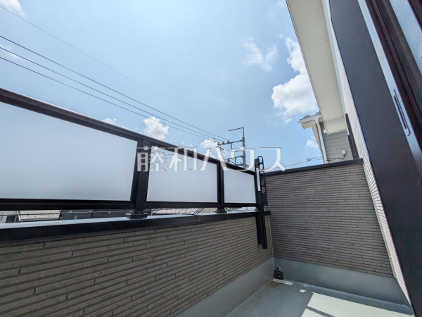 3号棟 バルコニー 南向きのバルコニーは日差しもたっぷり注ぎ、お洗濯物もよく乾きます。【昭島市中神町2丁目】 3号棟 バルコニー 南向きのバルコニーは日差しもたっぷり注ぎ、お洗濯物もよく乾きます。【昭島市中神町2丁目】