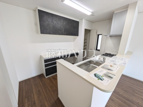 3号棟 キッチン ご家族やお友達とのお食事やティータイムを楽しめる対面キッチン。お食事やお茶の準備をしながらでも、自然と会話の輪が広がります。 【昭島市中神町2丁目】 3号棟 キッチン ご家族やお友達とのお食事やティータイムを楽しめる対面キッチン。お食事やお茶の準備をしながらでも、自然と会話の輪が広がります。 【昭島市中神町2丁目】