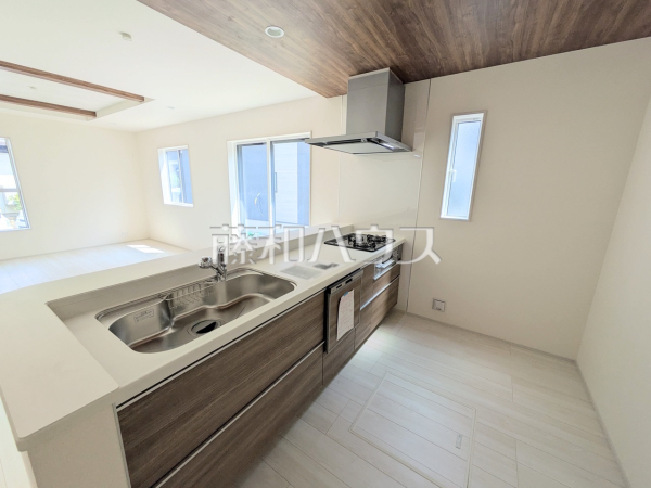 1号棟 キッチン 【志木市上宗岡1丁目】
ご家族の様子がわかり、会話も楽しめる対面式システムキッチン 1号棟 キッチン 【志木市上宗岡1丁目】
ご家族の様子がわかり、会話も楽しめる対面式システムキッチン