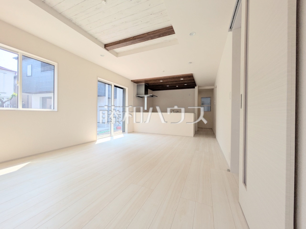 1号棟 リビング 【志木市上宗岡1丁目】
対面キッチンを採用したリビングは明るく開放感を主として設計しました。一日の中で一番長く家族が集まる場所だから機能性と利便性を重視しました。 1号棟 リビング 【志木市上宗岡1丁目】
対面キッチンを採用したリビングは明るく開放感を主として設計しました。一日の中で一番長く家族が集まる場所だから機能性と利便性を重視しました。