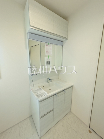 1号棟 洗面室 【志木市上宗岡1丁目】
三面鏡付きの洗面台。鏡の裏にも収納があり、歯ブラシや化粧品等もすっきり収納できます。 1号棟 洗面室 【志木市上宗岡1丁目】
三面鏡付きの洗面台。鏡の裏にも収納があり、歯ブラシや化粧品等もすっきり収納できます。
