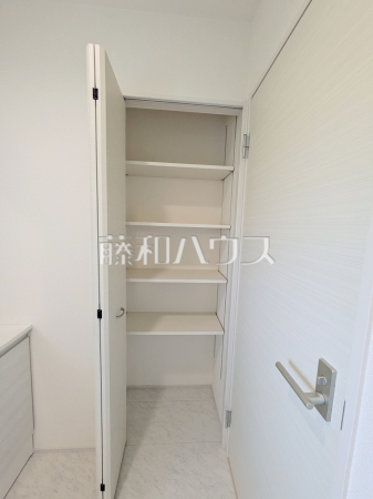 1号棟 洗面室の可動棚収納 【志木市上宗岡1丁目】
洗面室にはバスタオルや洗面具などをきれいに整理できる便利な棚を設置しました。 1号棟 洗面室の可動棚収納 【志木市上宗岡1丁目】
洗面室にはバスタオルや洗面具などをきれいに整理できる便利な棚を設置しました。