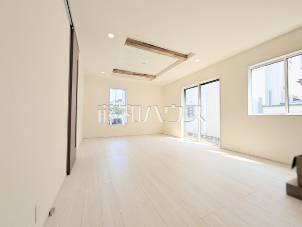 2号棟 リビング 【志木市上宗岡1丁目】
家族の存在を近くに感じ、心安らぐこの空間はいつも心地よく、気が付けば楽しい一日が終わろうとしている、そんな憩いのリビングです。 2号棟 リビング 【志木市上宗岡1丁目】
家族の存在を近くに感じ、心安らぐこの空間はいつも心地よく、気が付けば楽しい一日が終わろうとしている、そんな憩いのリビングです。