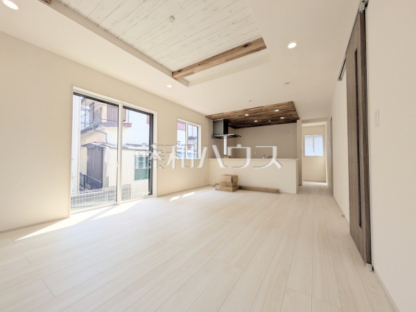 2号棟 リビング 【志木市上宗岡1丁目】
対面キッチンを採用したリビングは明るく開放感を主として設計しました。一日の中で一番長く家族が集まる場所だから機能性と利便性を重視しました。 2号棟 リビング 【志木市上宗岡1丁目】
対面キッチンを採用したリビングは明るく開放感を主として設計しました。一日の中で一番長く家族が集まる場所だから機能性と利便性を重視しました。