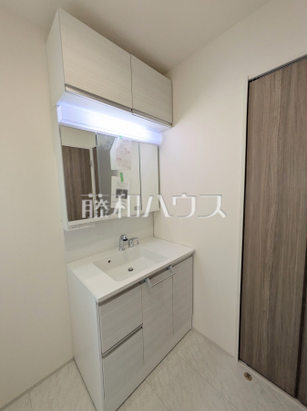2号棟 洗面室 【志木市上宗岡1丁目】
三面鏡付きの洗面台。鏡の裏にも収納があり、歯ブラシや化粧品等もすっきり収納できます。 2号棟 洗面室 【志木市上宗岡1丁目】
三面鏡付きの洗面台。鏡の裏にも収納があり、歯ブラシや化粧品等もすっきり収納できます。