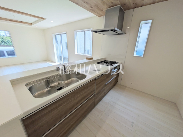 2号棟 キッチン 【志木市上宗岡1丁目】
ご家族の様子がわかり、会話も楽しめる対面式システムキッチン 2号棟 キッチン 【志木市上宗岡1丁目】
ご家族の様子がわかり、会話も楽しめる対面式システムキッチン