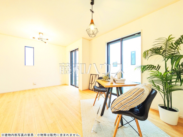 A号棟 リビング 【小金井市東町2丁目】
採光溢れるリビングで、家族団らんのひと時をお過ごし下さい。 A号棟 リビング 【小金井市東町2丁目】
採光溢れるリビングで、家族団らんのひと時をお過ごし下さい。