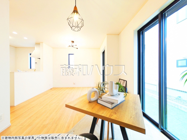 A号棟 リビング 【小金井市東町2丁目】
家族の存在を近くに感じ、心安らぐこの空間はいつも心地よく、気が付けば楽しい一日が終わろうとしている、そんな憩いのリビングです。 A号棟 リビング 【小金井市東町2丁目】
家族の存在を近くに感じ、心安らぐこの空間はいつも心地よく、気が付けば楽しい一日が終わろうとしている、そんな憩いのリビングです。