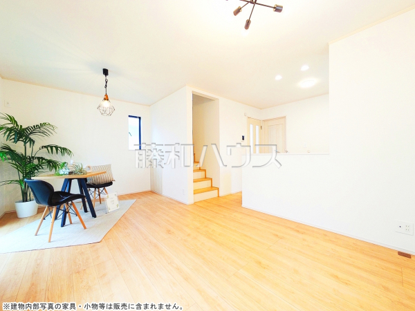 A号棟 リビング 【小金井市東町2丁目】
家族が集まるリビングに階段を設ける事で、自然と家族のコミュニケーションが広がります。 A号棟 リビング 【小金井市東町2丁目】
家族が集まるリビングに階段を設ける事で、自然と家族のコミュニケーションが広がります。