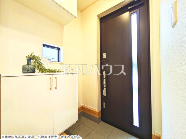 A号棟 「住まいの顔」とも言われ、家全体のイメージを左右する重要な玄関スペース。 A号棟 「住まいの顔」とも言われ、家全体のイメージを左右する重要な玄関スペース。