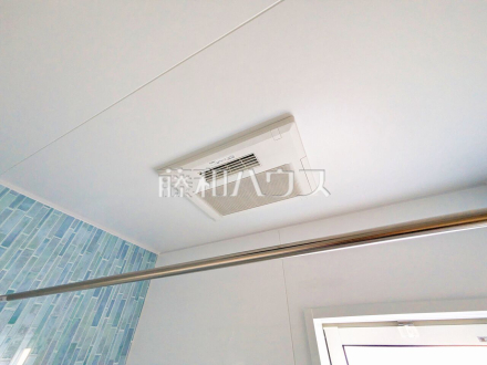 浴室乾燥機(浴室内上部) 雨の日の強い味方!浴室換気乾燥機付きユニットバスで洗濯物が乾かせます/撮影日2025/10/30