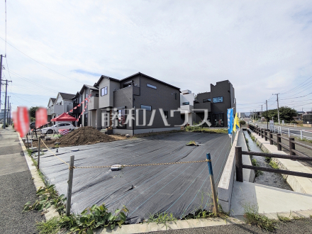 8号地 現地写真 【日野市西平山3丁目】戸建住宅が立ち並ぶ住宅地。静かな時間の流れ。ゆっくりと傾きを変えていく陽の光が清楚な家々を色鮮やかに演出してくれます。/撮影日2026/07/11