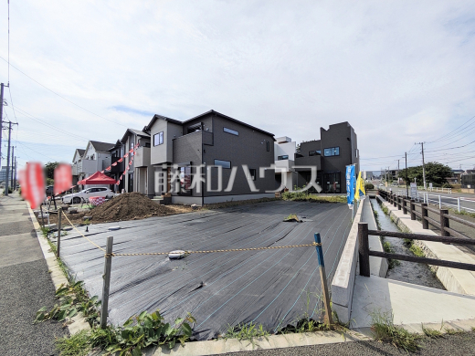 8号地 現地写真 【日野市西平山3丁目】戸建住宅が立ち並ぶ住宅地。静かな時間の流れ。ゆっくりと傾きを変えていく陽の光が清楚な家々を色鮮やかに演出してくれます。