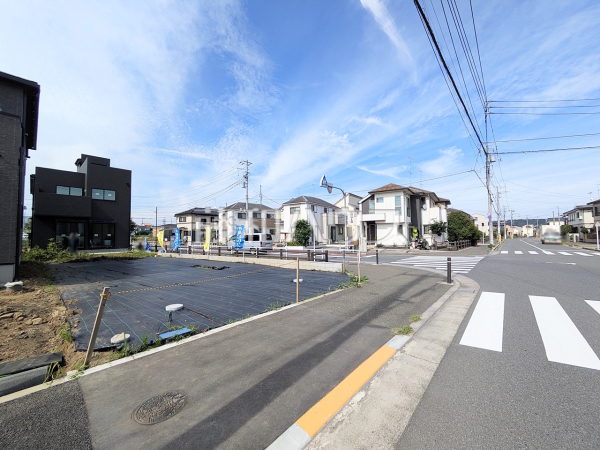 接道状況および現場風景 【日野市西平山3丁目】前面道路は歩道もあり、小さなお子様にも安心ですね。 接道状況および現場風景 【日野市西平山3丁目】前面道路は歩道もあり、小さなお子様にも安心ですね。