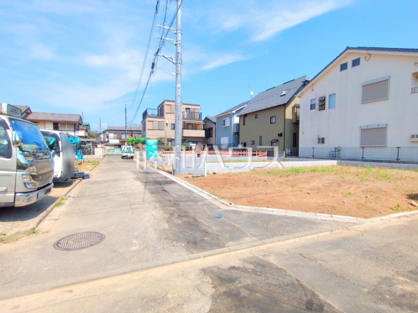 接道状況および現場風景 【志木市中宗岡5丁目】きれいに整備された敷地。これから夢の新邸がここに建ちます。 接道状況および現場風景 【志木市中宗岡5丁目】きれいに整備された敷地。これから夢の新邸がここに建ちます。