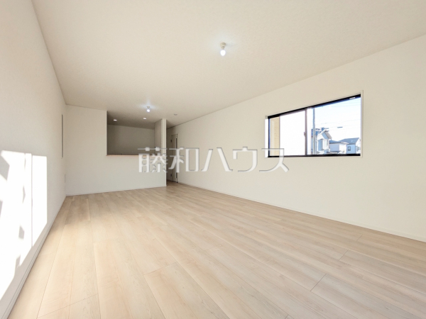 3号棟 白を基調としたクロスになっているため、お部屋がより広く明るく感じます。窓からの光も取り込みます。 【志木市中宗岡5丁目】 3号棟 白を基調としたクロスになっているため、お部屋がより広く明るく感じます。窓からの光も取り込みます。 【志木市中宗岡5丁目】