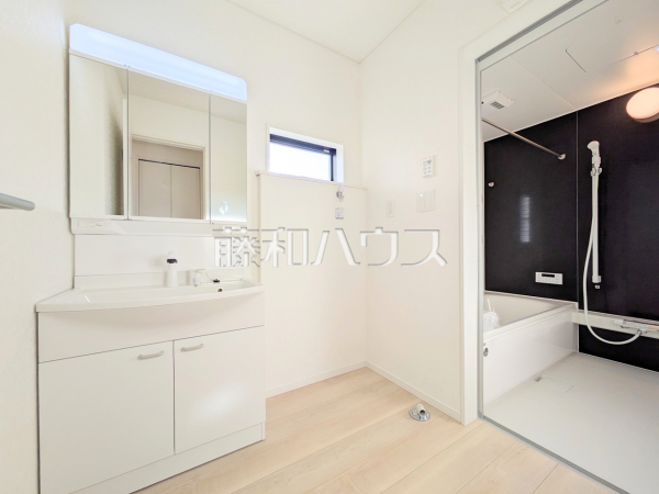 3号棟 三面鏡付きの洗面台。鏡の裏にも収納があり、歯ブラシや化粧品等もすっきり収納できます。 【志木市中宗岡5丁目】 3号棟 三面鏡付きの洗面台。鏡の裏にも収納があり、歯ブラシや化粧品等もすっきり収納できます。 【志木市中宗岡5丁目】