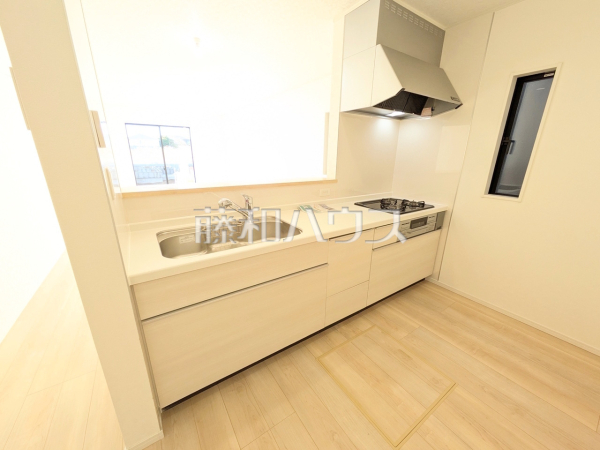 3号棟 キッチン 【志木市中宗岡5丁目】 ご家族の様子がわかり、会話も楽しめる対面式システムキッチン 3号棟 キッチン 【志木市中宗岡5丁目】 ご家族の様子がわかり、会話も楽しめる対面式システムキッチン