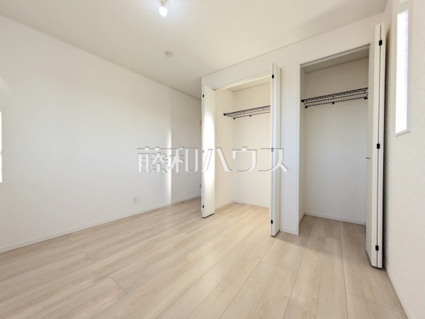 3号棟 居室 【志木市中宗岡5丁目】 木目が美しいウッディなフローリングの居室は、穏やかで心安らぐ空間となるでしょう。 3号棟 居室 【志木市中宗岡5丁目】 木目が美しいウッディなフローリングの居室は、穏やかで心安らぐ空間となるでしょう。