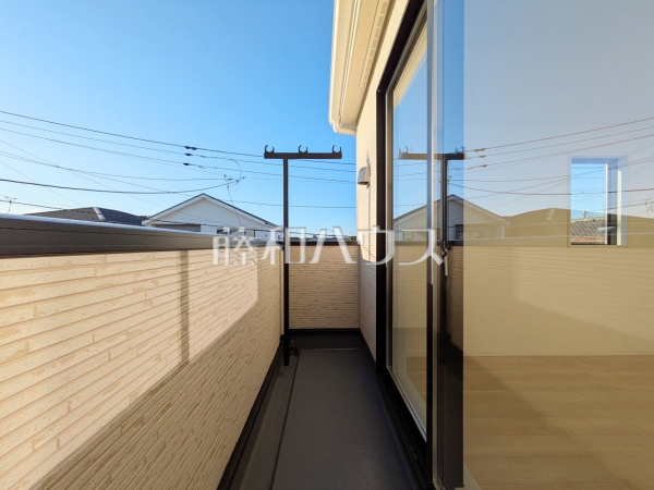 3号棟 バルコニー 【志木市中宗岡5丁目】 南向きのバルコニーは日差しもたっぷり注ぎ、お洗濯物もよく乾きます。 3号棟 バルコニー 【志木市中宗岡5丁目】 南向きのバルコニーは日差しもたっぷり注ぎ、お洗濯物もよく乾きます。