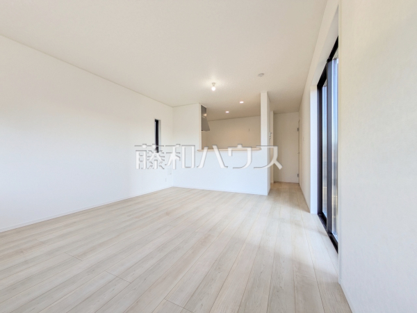 4号棟 リビング 【志木市中宗岡5丁目】 たっぷりの日差しや心地良い風が入る、広々としたリビングが魅力 4号棟 リビング 【志木市中宗岡5丁目】 たっぷりの日差しや心地良い風が入る、広々としたリビングが魅力