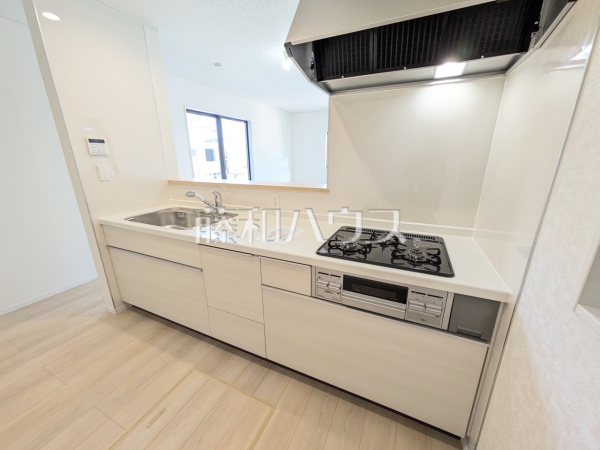 4号棟 キッチン 【志木市中宗岡5丁目】 ご家族の様子がわかり、会話も楽しめる対面式システムキッチン 4号棟 キッチン 【志木市中宗岡5丁目】 ご家族の様子がわかり、会話も楽しめる対面式システムキッチン