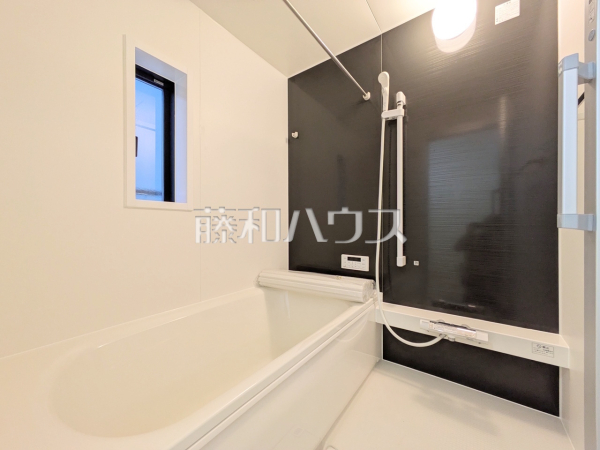 4号棟 浴室 【志木市中宗岡5丁目】 白を基調とした清潔感あふれるバスルームです 4号棟 浴室 【志木市中宗岡5丁目】 白を基調とした清潔感あふれるバスルームです