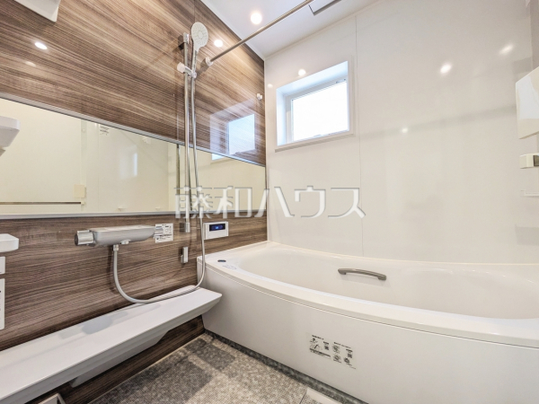 1号棟 浴室 【世田谷区瀬田5丁目】
落ち着いた色合いで疲れたからだを癒す、贅沢なくつろぎ空間です。 1号棟 浴室 【世田谷区瀬田5丁目】
落ち着いた色合いで疲れたからだを癒す、贅沢なくつろぎ空間です。