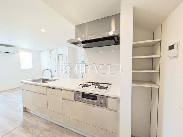 1号棟 キッチン 【世田谷区瀬田5丁目】
使いやすくスタイリッシュなシステムキッチンには、毎日お使いになる方の視点が存分に活かされています。 1号棟 キッチン 【世田谷区瀬田5丁目】
使いやすくスタイリッシュなシステムキッチンには、毎日お使いになる方の視点が存分に活かされています。