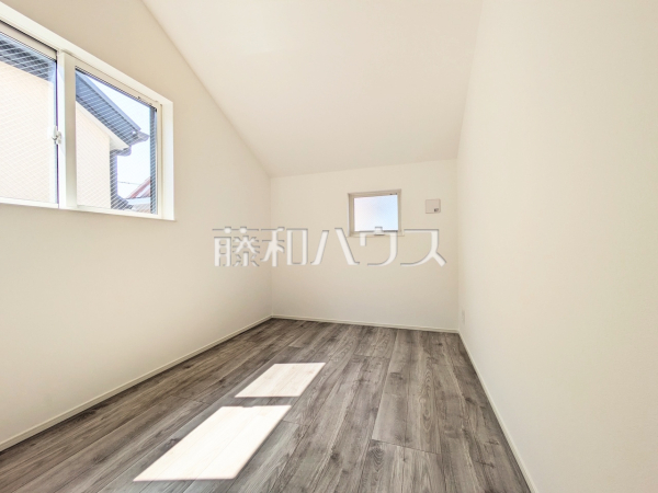 1号棟 居室 【世田谷区瀬田5丁目】
幼い頃のたくさんの想い出が詰まった実家の部屋。それは特別な場所としていつまでも心に残っています。いつかこの部屋が子供たちにとってのそのような場所になるのかな? 1号棟 居室 【世田谷区瀬田5丁目】
幼い頃のたくさんの想い出が詰まった実家の部屋。それは特別な場所としていつまでも心に残っています。いつかこの部屋が子供たちにとってのそのような場所になるのかな?