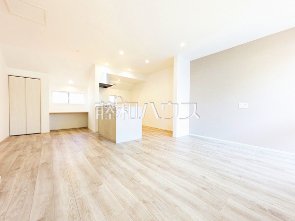 1号棟 リビング 【世田谷区瀬田5丁目】
対面キッチンを採用したリビングは明るく開放感を主として設計しました。一日の中で一番長く家族が集まる場所だから機能性と利便性を重視しました。 1号棟 リビング 【世田谷区瀬田5丁目】
対面キッチンを採用したリビングは明るく開放感を主として設計しました。一日の中で一番長く家族が集まる場所だから機能性と利便性を重視しました。