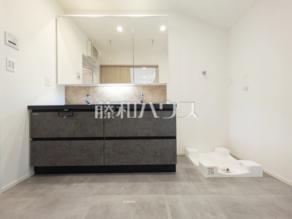 2号棟 洗面室 【世田谷区瀬田5丁目】
三面鏡付きの洗面台。鏡の裏にも収納があり、歯ブラシや化粧品等もすっきり収納できます。 2号棟 洗面室 【世田谷区瀬田5丁目】
三面鏡付きの洗面台。鏡の裏にも収納があり、歯ブラシや化粧品等もすっきり収納できます。