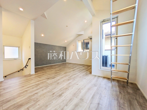 2号棟 リビング 【世田谷区瀬田5丁目】
家族の存在を近くに感じ、心安らぐこの空間はいつも心地よく、気が付けば楽しい一日が終わろうとしている、そんな憩いのリビングです。 2号棟 リビング 【世田谷区瀬田5丁目】
家族の存在を近くに感じ、心安らぐこの空間はいつも心地よく、気が付けば楽しい一日が終わろうとしている、そんな憩いのリビングです。