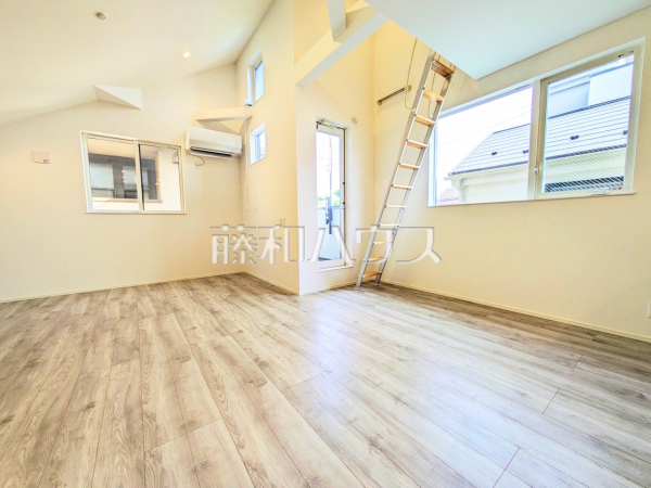 2号棟 リビング 【世田谷区瀬田5丁目】
1階よりも光が差し込みやすい2階にリビングを設置することで、明るいリビングを実現! 2号棟 リビング 【世田谷区瀬田5丁目】
1階よりも光が差し込みやすい2階にリビングを設置することで、明るいリビングを実現!