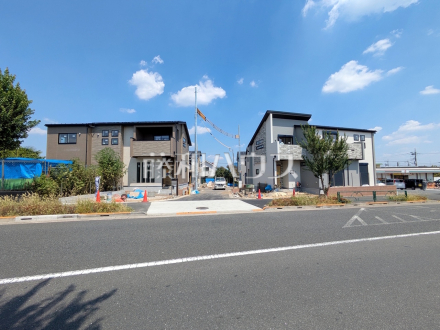 接道状況および現場風景 【日野市栄町4丁目】前面道路は約16mと広いですが、しっかりと歩道がありますので歩行者も安心して通れます。/撮影日2025/08/24