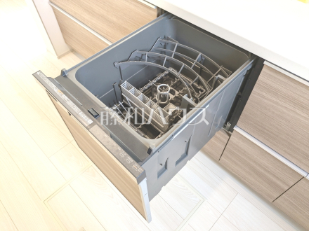1号棟 食器洗浄乾燥機 【日野市栄町4丁目】 食後の片付けもラクに、毎日の家事を時短できるようキッチンに食洗機を内蔵しました。 /撮影日2025/09/18