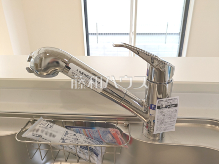 2号棟 浄水器一体型水栓 【日野市栄町4丁目】 いつでもおいしいお水が飲める浄水器一体型水栓も完備。 /撮影日2025/09/18