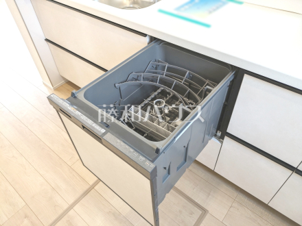 2号棟 食器洗浄乾燥機 【日野市栄町4丁目】 ビルトイン食洗機は毎日の家事を軽減させてくれます。またワークトップも広々使え機能性も向上します。 /撮影日2025/09/18