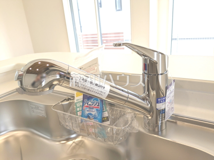 3号棟 浄水器一体型水栓 【日野市栄町4丁目】 いつでもおいしいお水が飲める浄水器一体型水栓も完備。 /撮影日2025/09/18