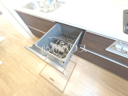 3号棟 食器洗浄乾燥機 【日野市栄町4丁目】 食後の片付けもラクに、毎日の家事を時短できるようキッチンに食洗機を内蔵しました。 /撮影日2025/09/18