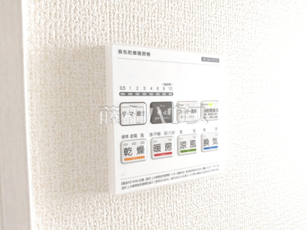 3号棟 浴室乾燥機リモコン 【日野市栄町4丁目】 雨の日の強い味方!浴室換気乾燥機付きユニットバスで洗濯物が乾かせます。 /撮影日2025/09/18