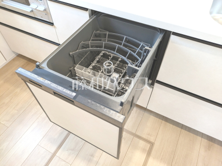 5号棟 食器洗浄乾燥機 【日野市栄町4丁目】 ビルトイン食洗機は毎日の家事を軽減させてくれます。またワークトップも広々使え機能性も向上します。 /撮影日2025/09/18
