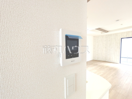 5号棟 TVモニター付きインターホン 【日野市栄町4丁目】 訪問者がわかるTVモニター付インターホンは、お子様がお留守番をされるときも安心ですね。 /撮影日2025/09/18