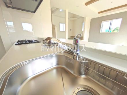 6号棟 浄水器一体型水栓 【日野市栄町4丁目】 いつでもおいしいお水が飲める浄水器一体型水栓も完備。 /撮影日2025/09/18