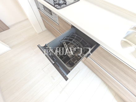 6号棟 食器洗浄乾燥機 【日野市栄町4丁目】 食後の片付けもラクに、毎日の家事を時短できるようキッチンに食洗機を内蔵しました。 /撮影日2025/09/18