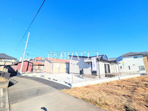 接道状況および現場風景 【八王子市小宮町】来客時にも嬉しいカースペース2台分 接道状況および現場風景 【八王子市小宮町】来客時にも嬉しいカースペース2台分