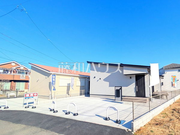 現場風景 【八王子市小宮町】階段の無いバリアフリーな平屋建て! 間口も十分な幅があり、大きめの車(車種による)でもラクラク駐車していただけます。 現場風景 【八王子市小宮町】階段の無いバリアフリーな平屋建て! 間口も十分な幅があり、大きめの車(車種による)でもラクラク駐車していただけます。